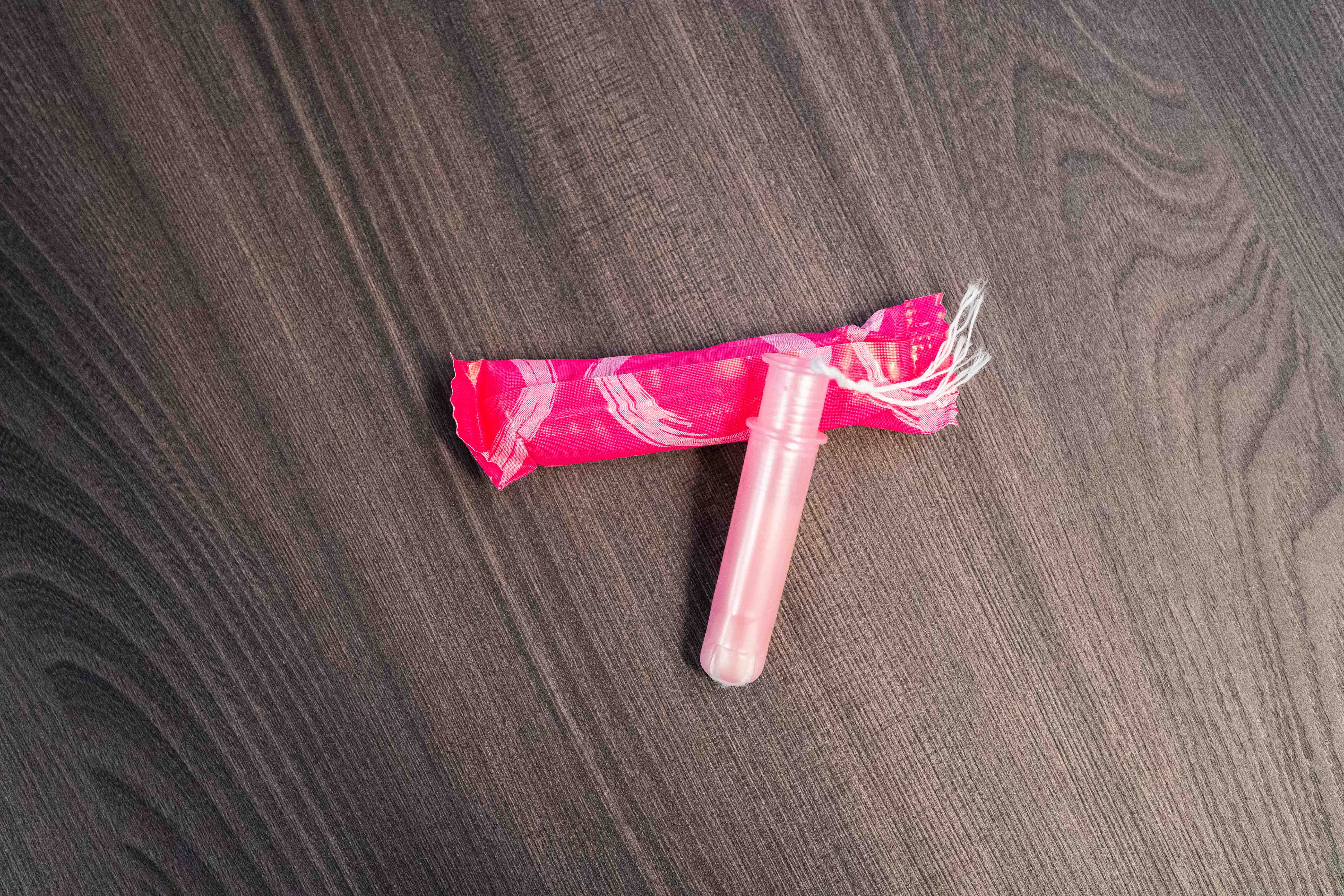 An application tampon lay on a table.